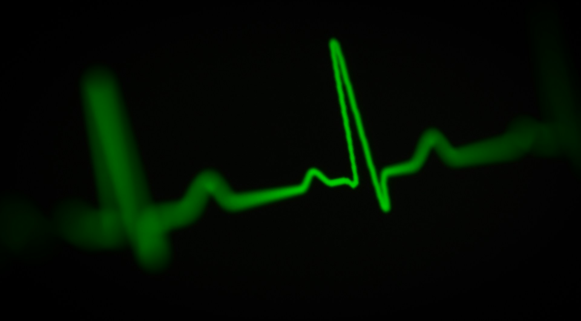 black screen displaying green heart rate